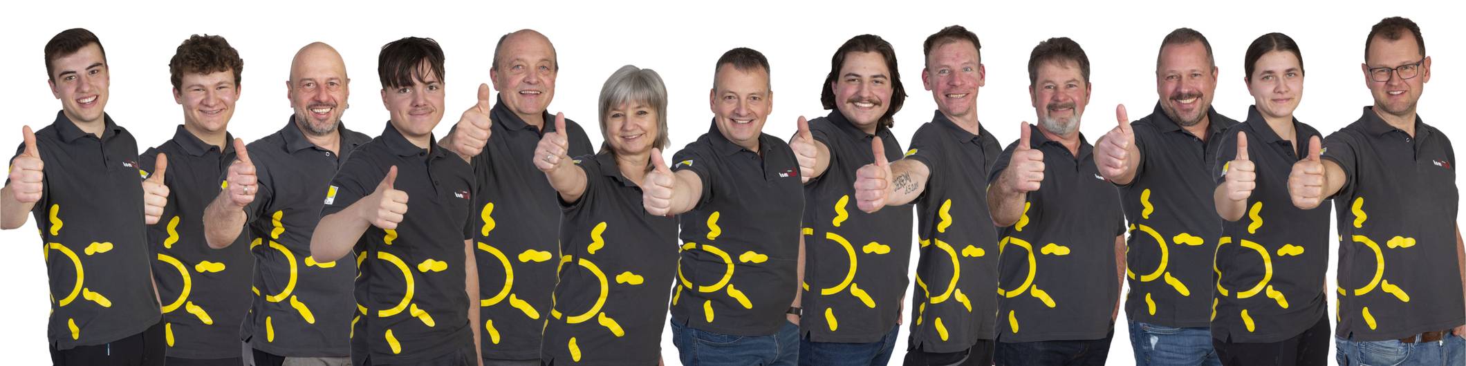 Bild unseres Teams - stehen alle in einer Reihe