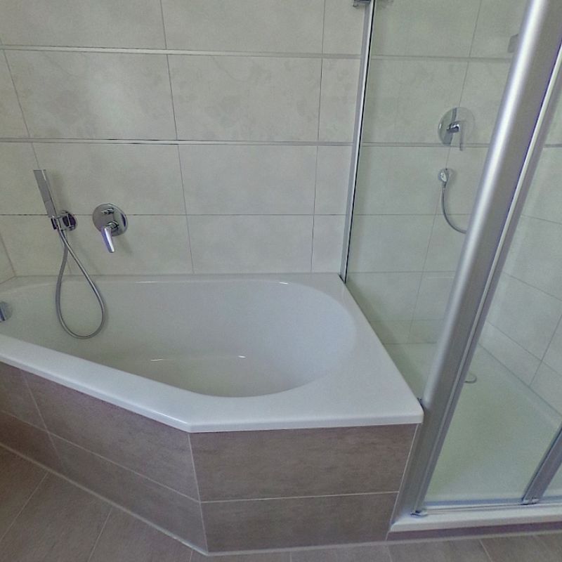 Nachher: helles Bad mit Eckwanne und eigener Dusche