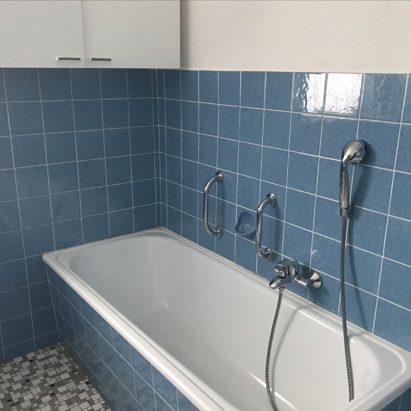 Vorher: altes Bad mit blauen Fliesen und Badewanne