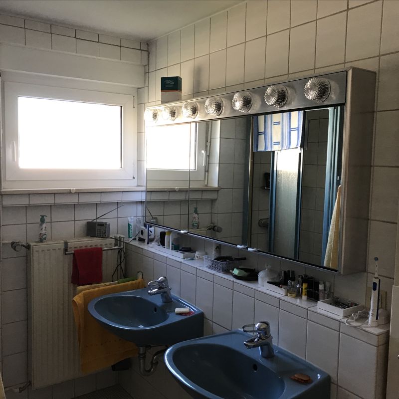 Vorher: altes Bad mit blauen Waschbecken