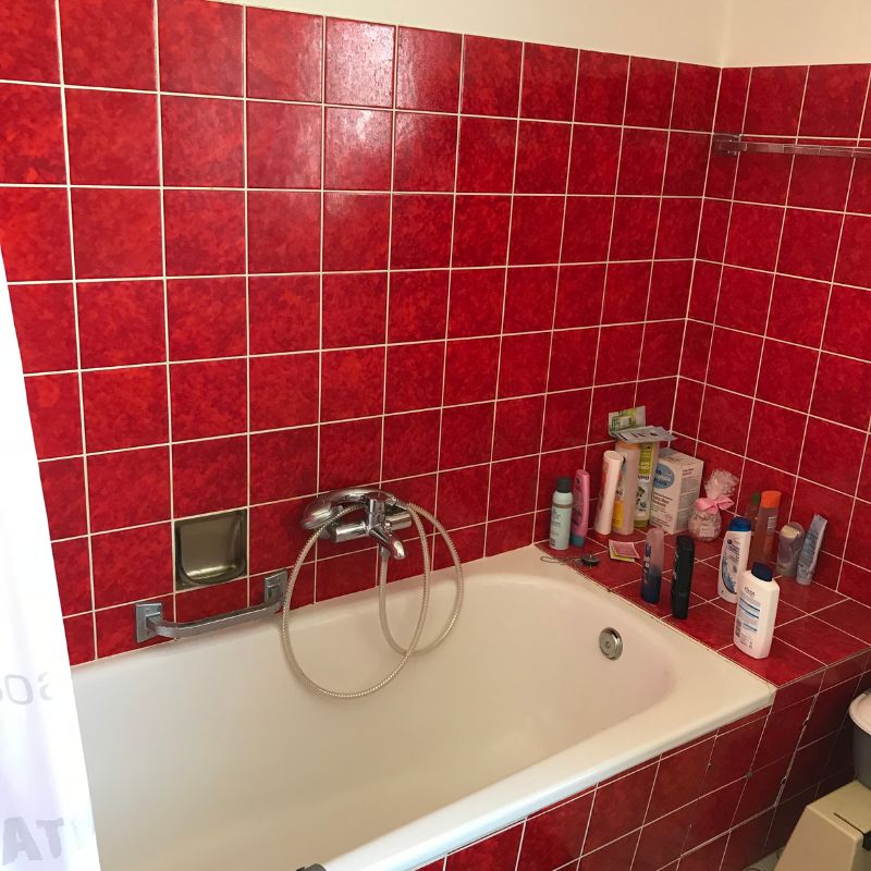 Vorher: Badewanne mit roten Fliesen