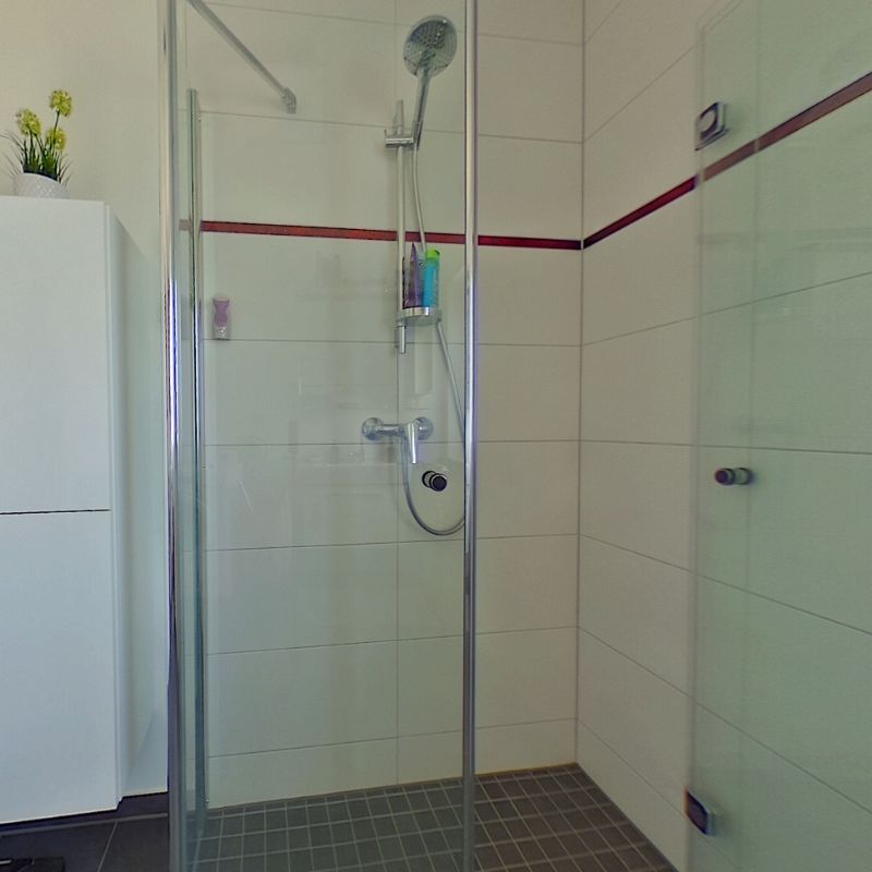 Nachher: helle Dusche mit Glaswand