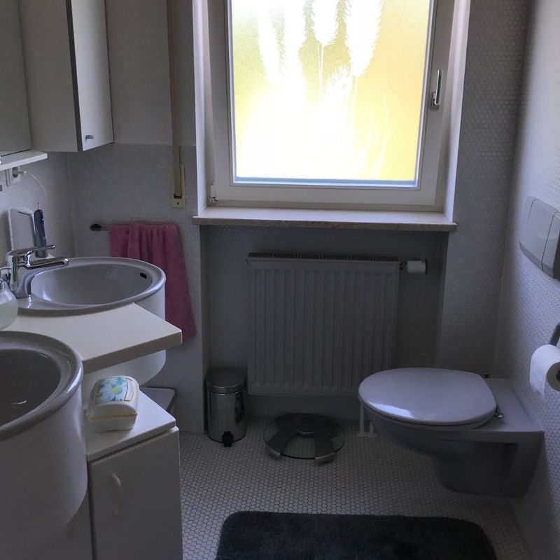 Vorher: kleines Gäste-WC mit altem Waschbecken