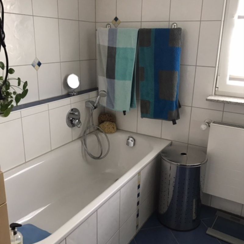Vorher: Badewanne unter dem Fenster