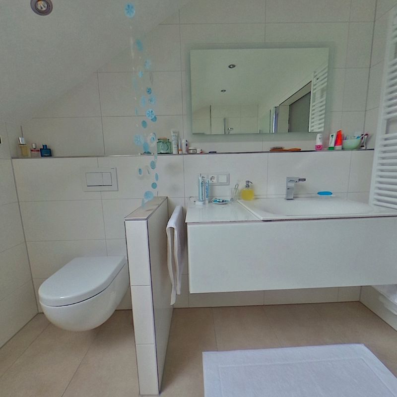 Nachher: helles Bad unter der Dachschräge mit Wand-WC und Waschtisch