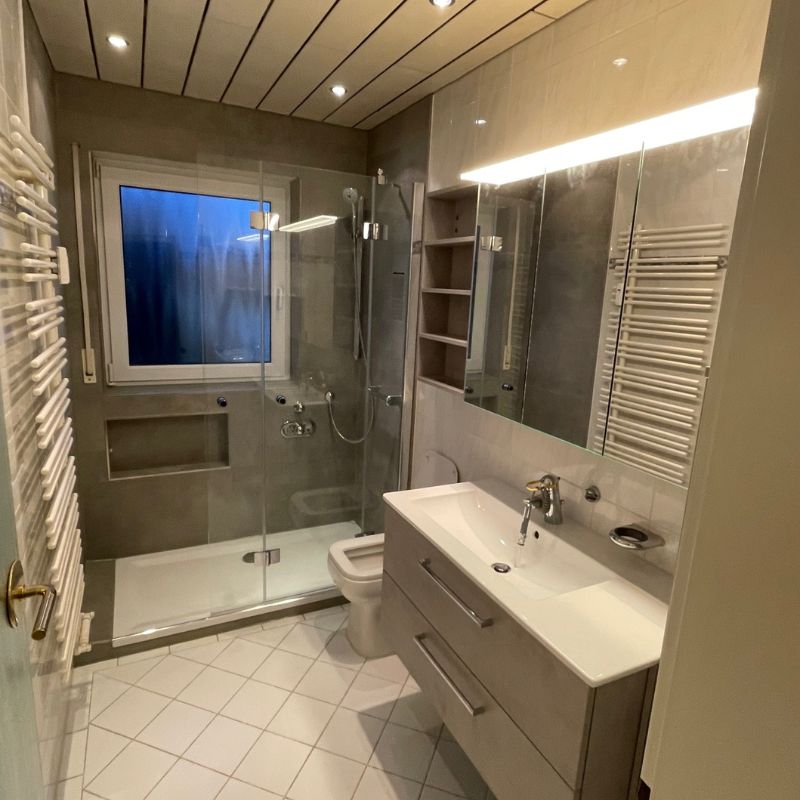 Nachher: modernes Bad mit Dusche, Waschtisch und Licht