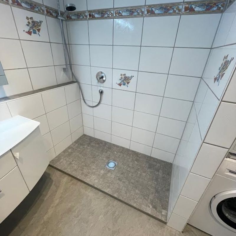 Nachher: bodengleiche Dusche an Stelle der Badewanne