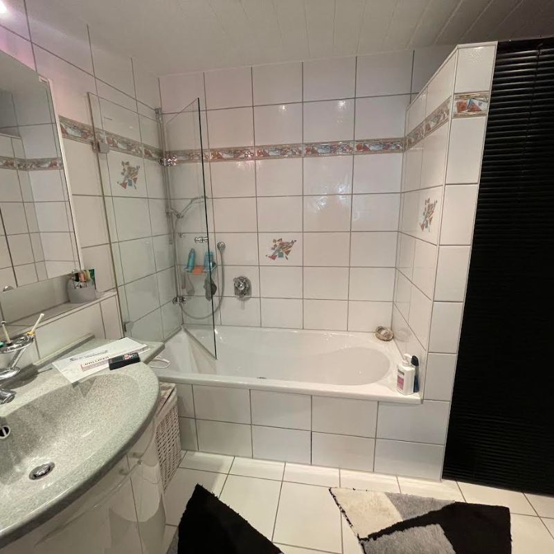 Vorher: Badewanne mit Duschwand