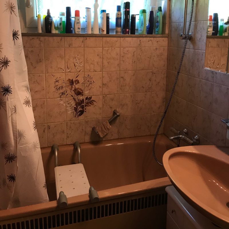 Vorher: Badewanne mit braunen Fliesen
