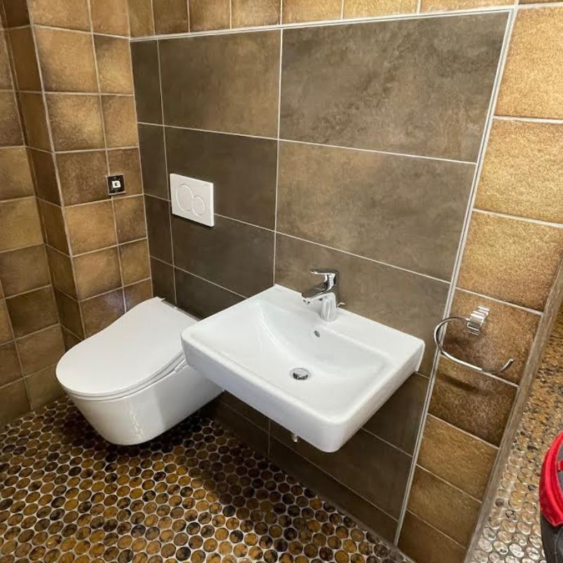 Nachher: modernes Wand-WC und weißes Waschbecken