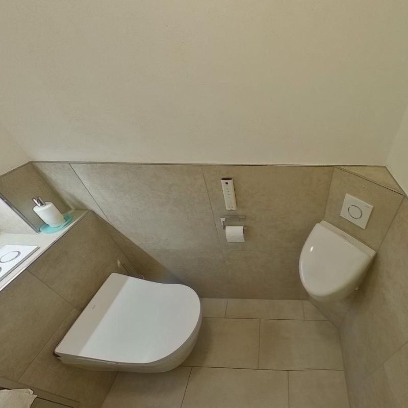 Nachher: helles WC mit Dusch-WC