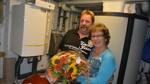 Familie Mayr vor dem neuen Speicher