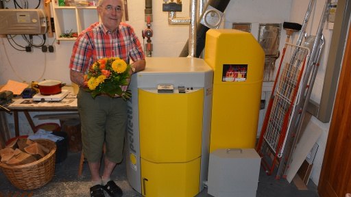 Dr. Kaiser neben der neuen Pelletheizung
