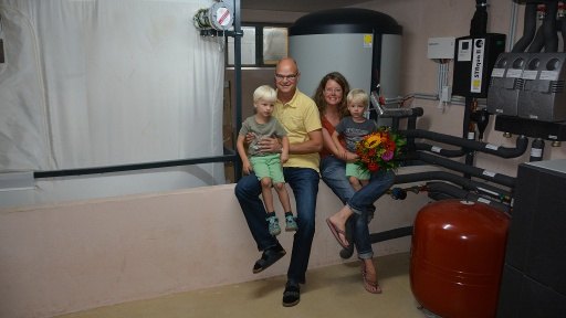 Familie mit zwei Kindern im neuen Heizraum