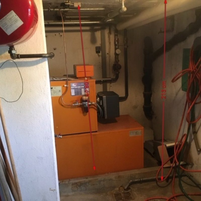 Vorher: alter orangefarbener Heizkessel im Keller