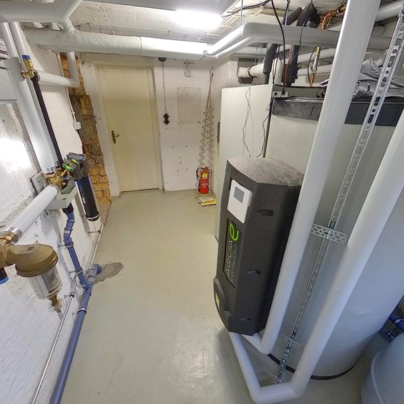 Neue Gas-Brennwertheizung in einem Technikraum