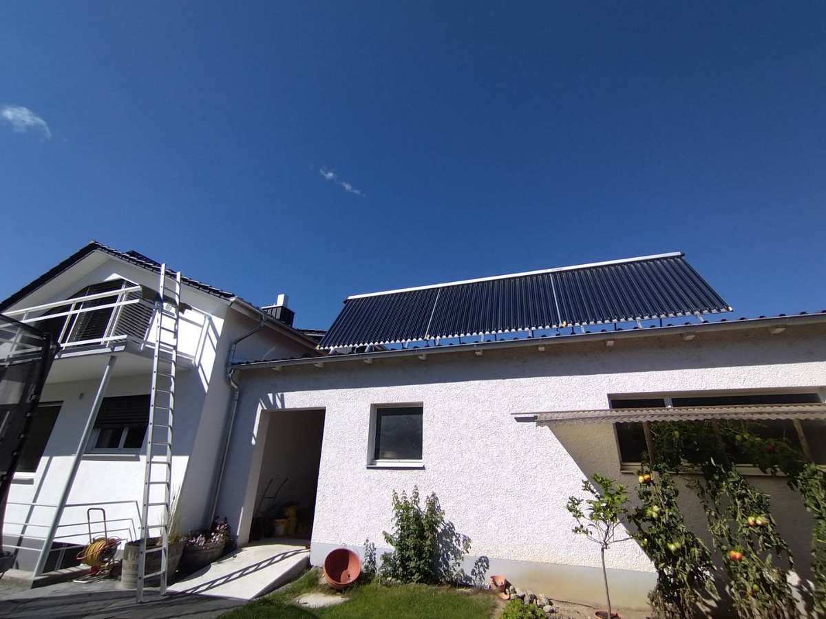 Wohnhaus mit nachgerüsteten Röhrenkollektoren auf dem Dach