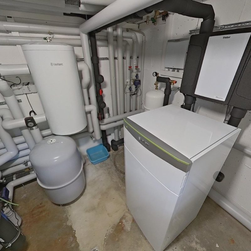 Nachher: neue Wärmepumpe mit Speicher im Technikraum