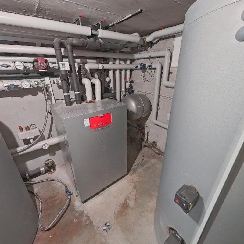Vorher: alte Wärmepumpe im Technikraum