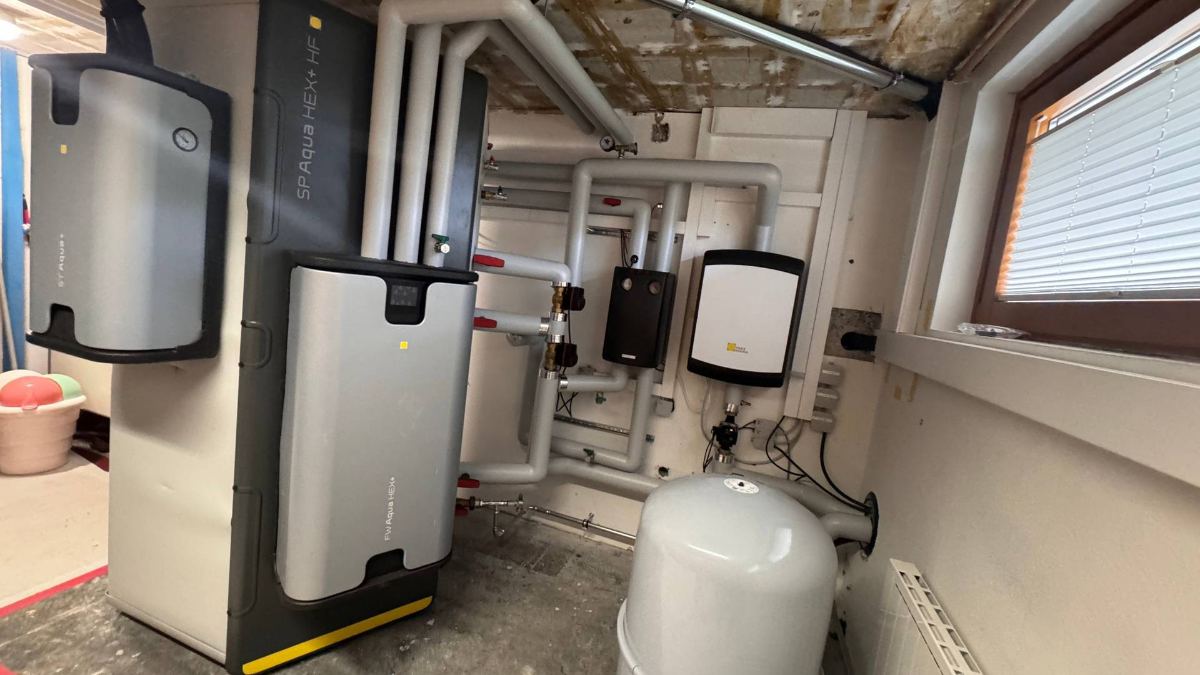 Technikraum mit Speicher und Technik einer Wärmepumpe