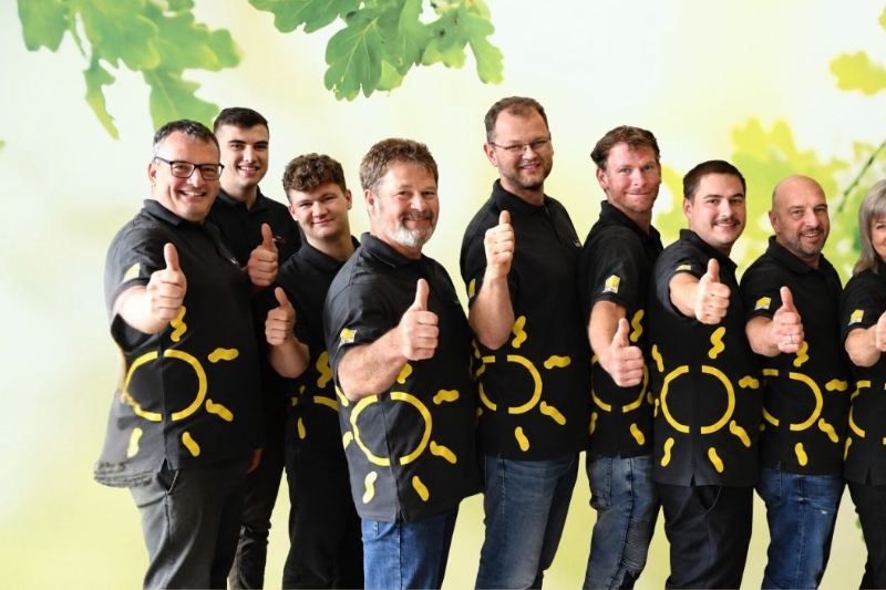 Das Herb Team 2027 zeigt den Daumen nach oben