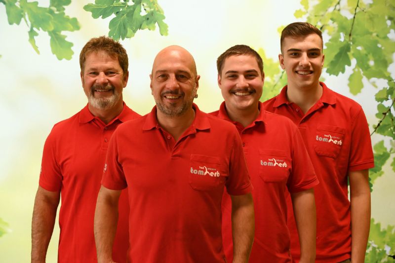 Udo, Alex, Marwin und Lennert vom Herb Kundendienst in roten Poloshirts