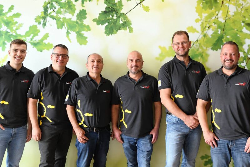 Sechs Männer aus dem Herb Team vor Eichenblättern